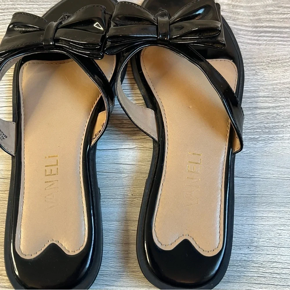 Woman’s Vaneli Iggie black patent bow toe thong sandal size 6